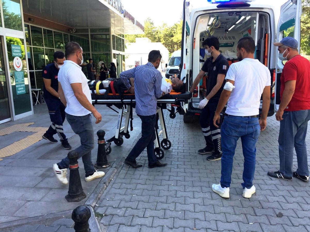 Motosikletle hafif ticari araç çarpıştı: 1 yaralı