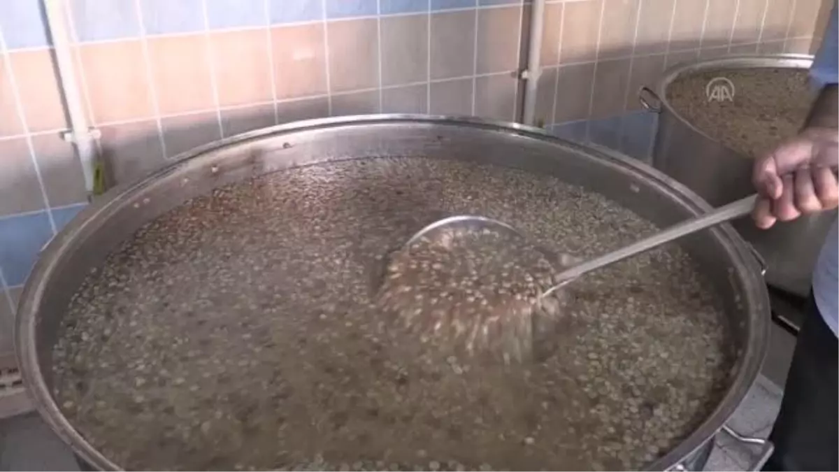 Muharrem ayı dolayısıyla 3 cemevinde aşure dağıtılıyor