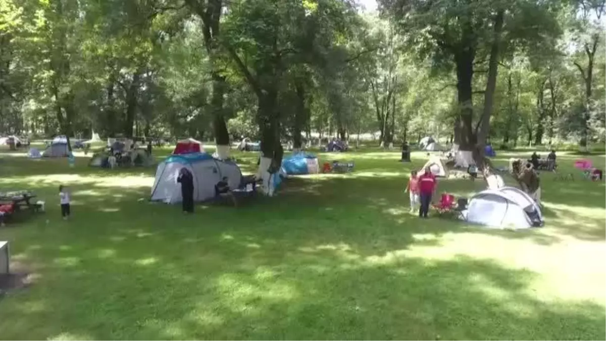 Sağlık çalışanları kampta aileleriyle doğa içinde stres atıyor