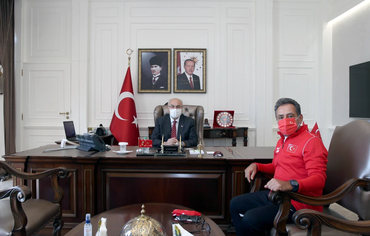 Senyör milli tenisçi Demir, İzmir Valisi Köşger\'i ziyaret etti