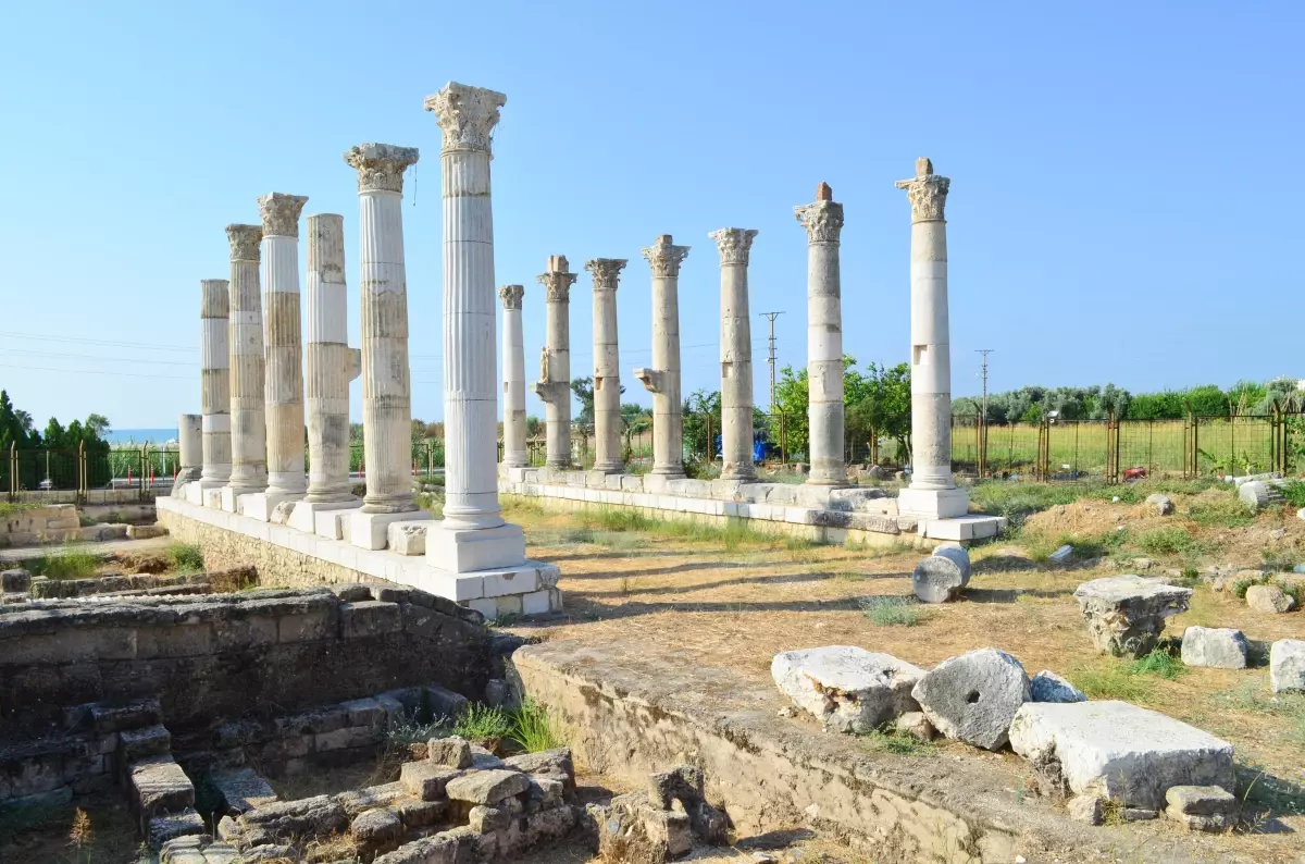 Soli Pompeipolis Antik Kenti kazılarında gök bilimci ve şair Aratos\'un anıt mezarının geçidine ulaşıldı