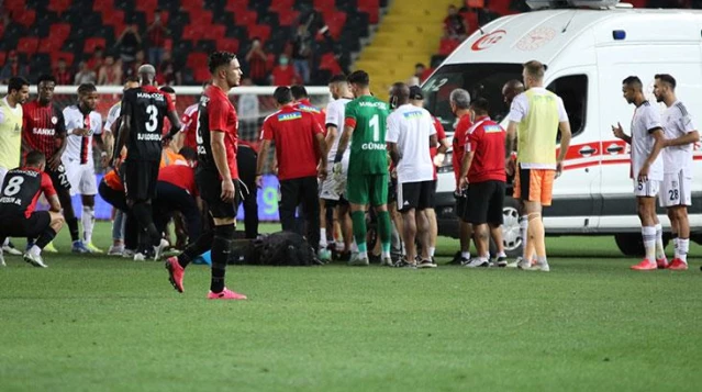 Son Dakika: Gaziantep FK-Beşiktaş maçında N'Sakala bir anda yerde kaldı ve ambulansla hastaneye götürüldü