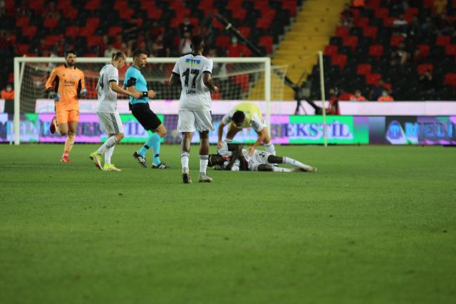 Son Dakika: Gaziantep FK-Beşiktaş maçında N'Sakala bir anda yerde kaldı ve ambulansla hastaneye götürüldü