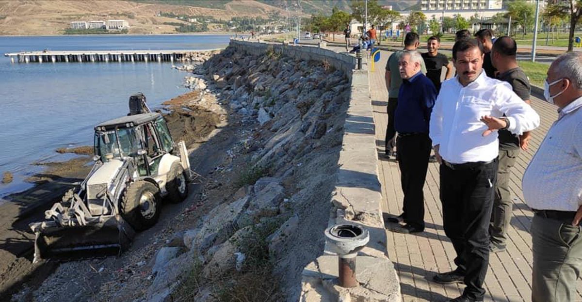 Tatvan Belediyesi tarafından Van Gölü\'nde balçık ve çamur temizliği yapılıyor