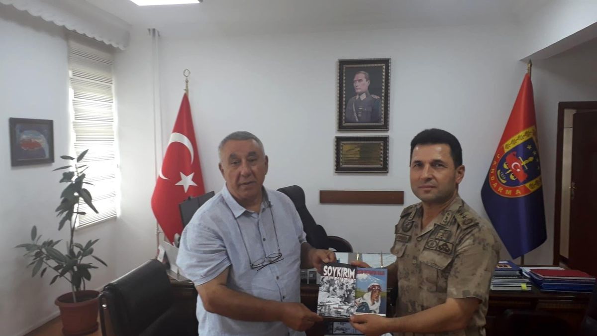 Ünsal, Soykırım ve Yüreğim Erivanda Kaldı romanını Jandarma komutanına hediye etti