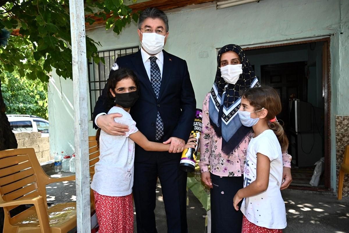 Vali Erdinç Yılmaz vatandaşların taleplerini dinlemeye devam ediyor