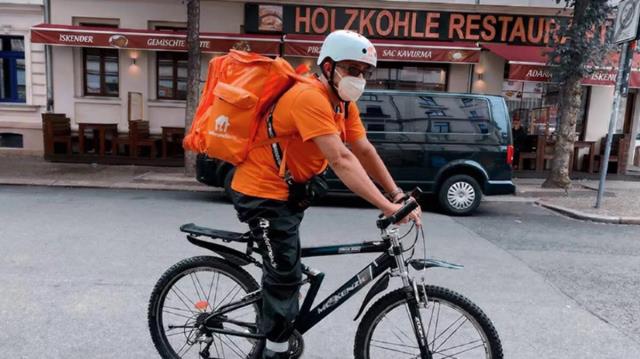 Afganistan'ın eski İletişim ve Teknoloji Bakanı Saadat, Almanya'da bisikletli yemek kuryeliği yapıyor