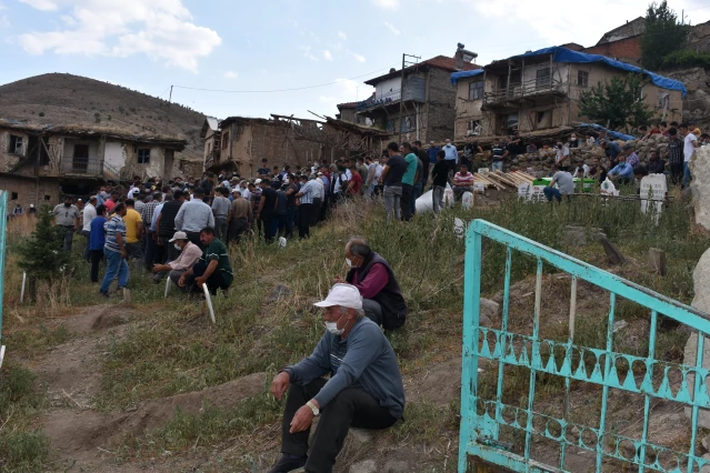 Eşini ve çocuğunu öldürüp hayatına son veren baba, ailesinden uzağa defnedildi