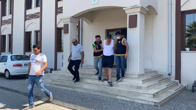 Annesini yemek masasında 10 bıçak darbesiyle öldüren cani evladın adliye çıkışı sözleri şaşkınlık yarattı Annesini yemek masasında 10 bıçak darbesiyle öldüren cani evladın adliye çıkışı sözleri şaşkınlık yarattı