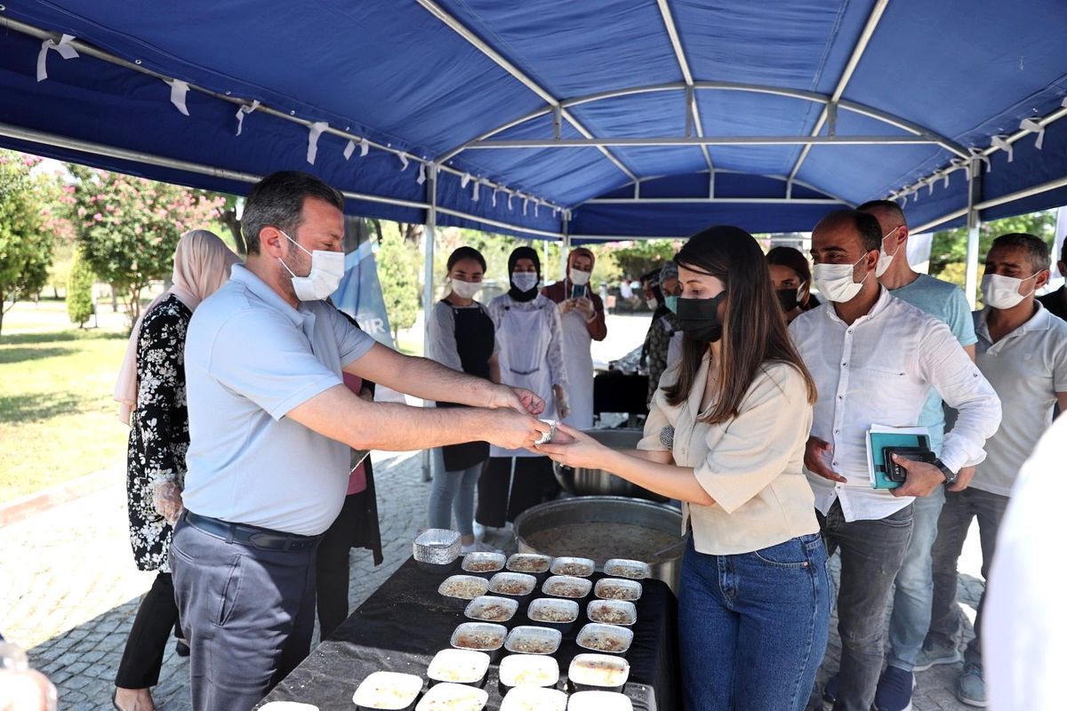 Belediyede aşure dağıtıldı