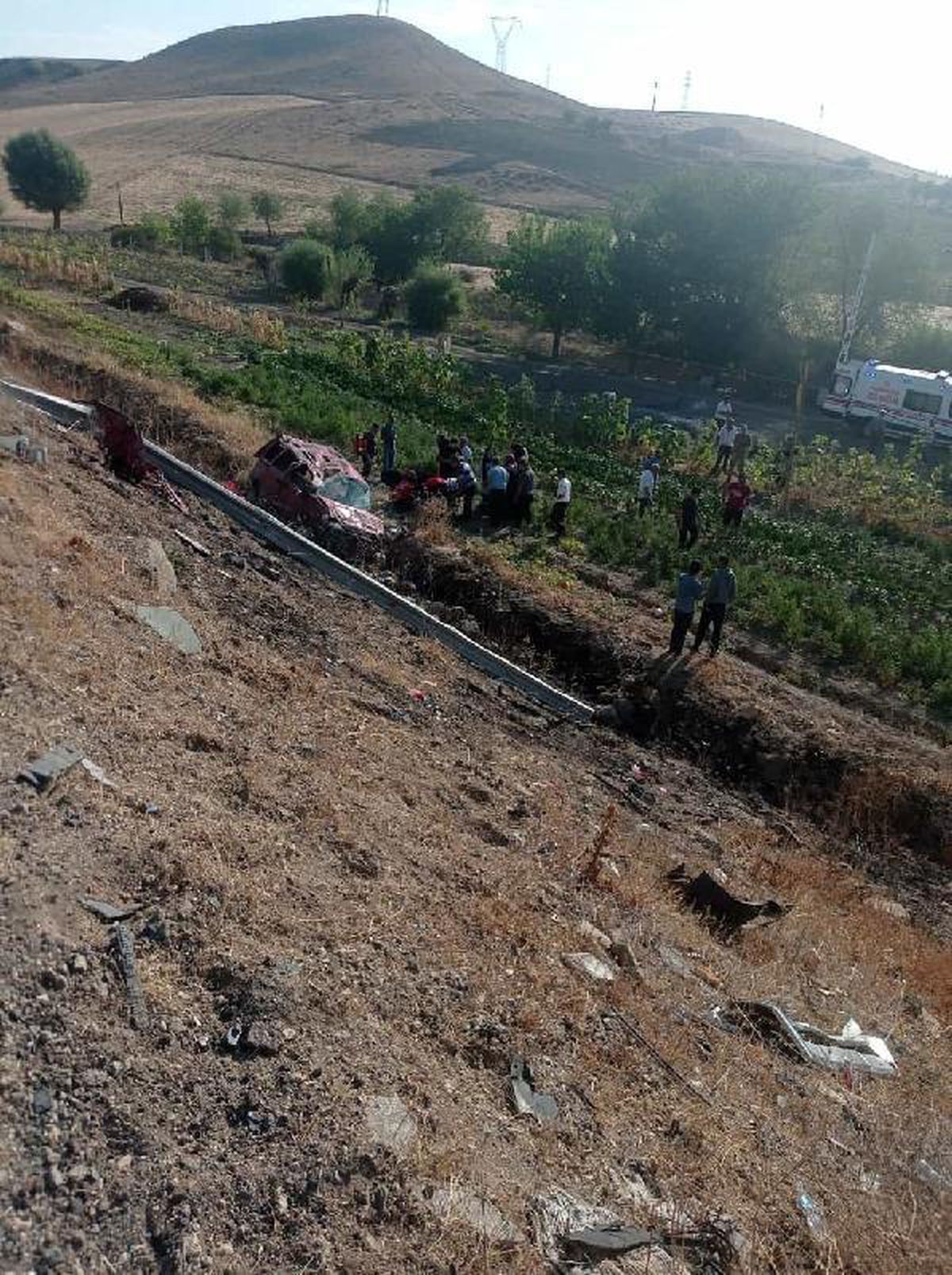 Elazığ\'da hafif ticari araç şarampole yuvarlandı: 1 ölü 4 yaralı