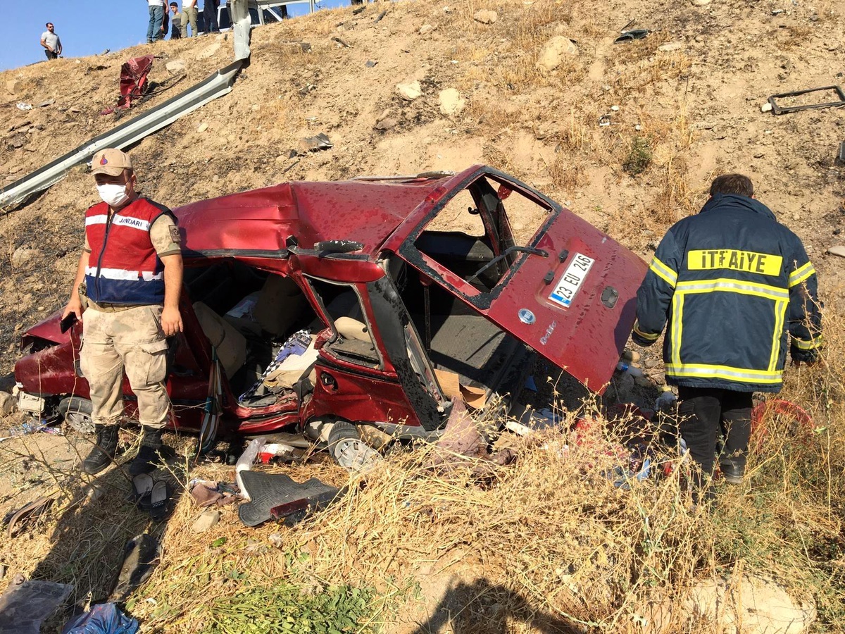Elazığ\'da otomobil şarampole yuvarlandı: 1 ölü, 4 yaralı
