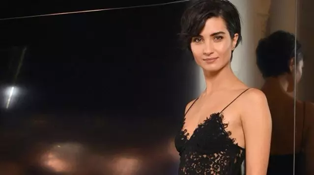 Güzelliğinden hiçbir şey eksilmedi! Tuba Büyüküstün'den sıfır makyaj pozu Güzelliğinden hiçbir şey eksilmedi! Tuba Büyüküstün'den sıfır makyaj pozu