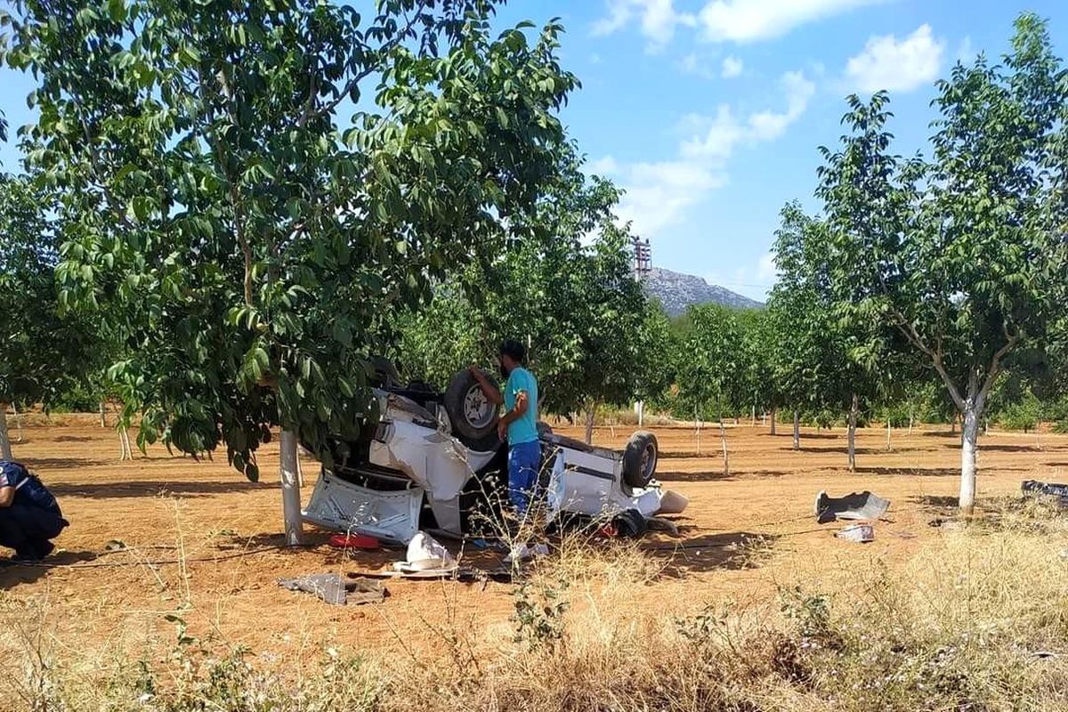 Hatalı sollama yapan sürücü otomobilin ön camından fırladı
