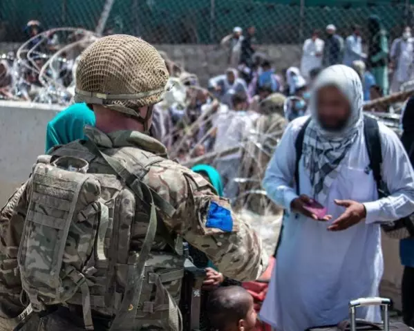 İngiltere Savunma Bakanlığı: Afganistan'dan yaklaşık 4 bin kişi tahliye ettik İngiltere Savunma Bakanlığı: Afganistan'dan yaklaşık 4 bin kişi tahliye ettik
