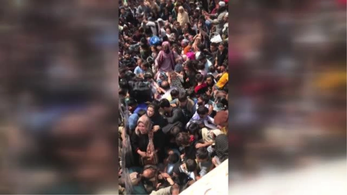 Kabil\'i terk etmek isteyen binlerce Afganistanlının giriş kapılarındaki bekleyişi sürüyor