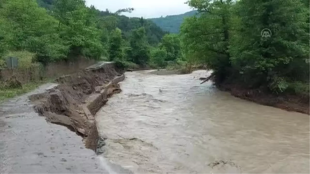 KASTAMONU - Selde ağaca çıkan kişi, babasını da kemeriyle çekip kurtardı