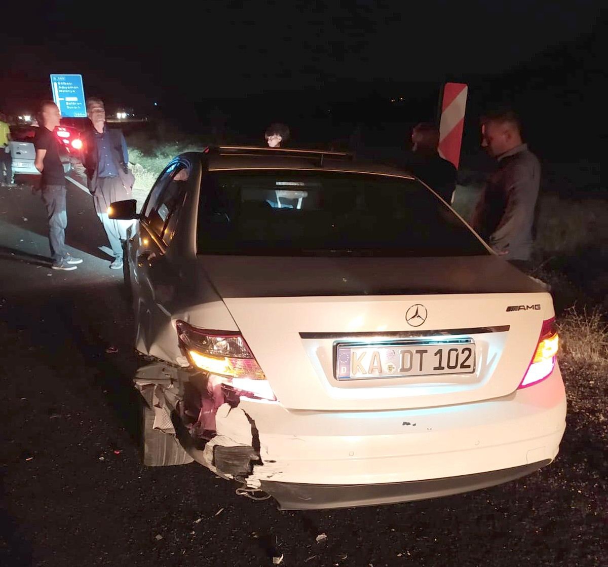 Keçi süresine çarpmamak için duran otomobile başka araç çarptı: 1 yaralı
