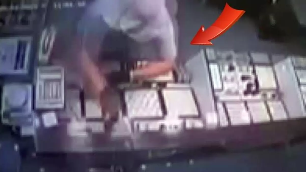 Kuyumcunun yüzüne taşla vurup altınlarla kaçtı! Kayıplara karışan hırsızın o anları kamerada