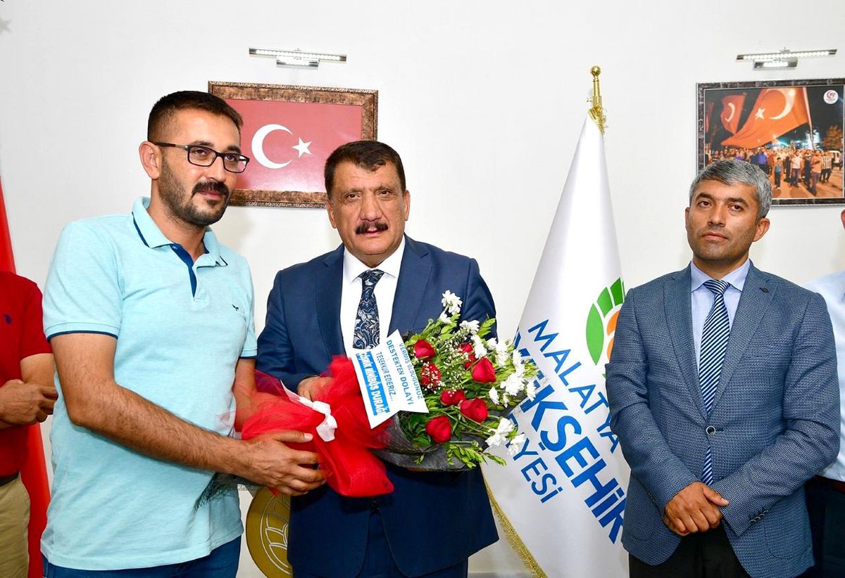 MİNİBÜSÇÜ VE SERVİSÇİLERDEN BAŞKAN GÜRKAN\'A TEŞEKKÜR ZİYARETİ
