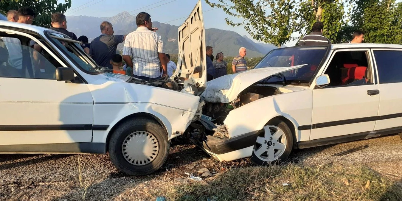 Osmaniye iki otomobil kafa kafaya çarpıştı: 6 yaralı