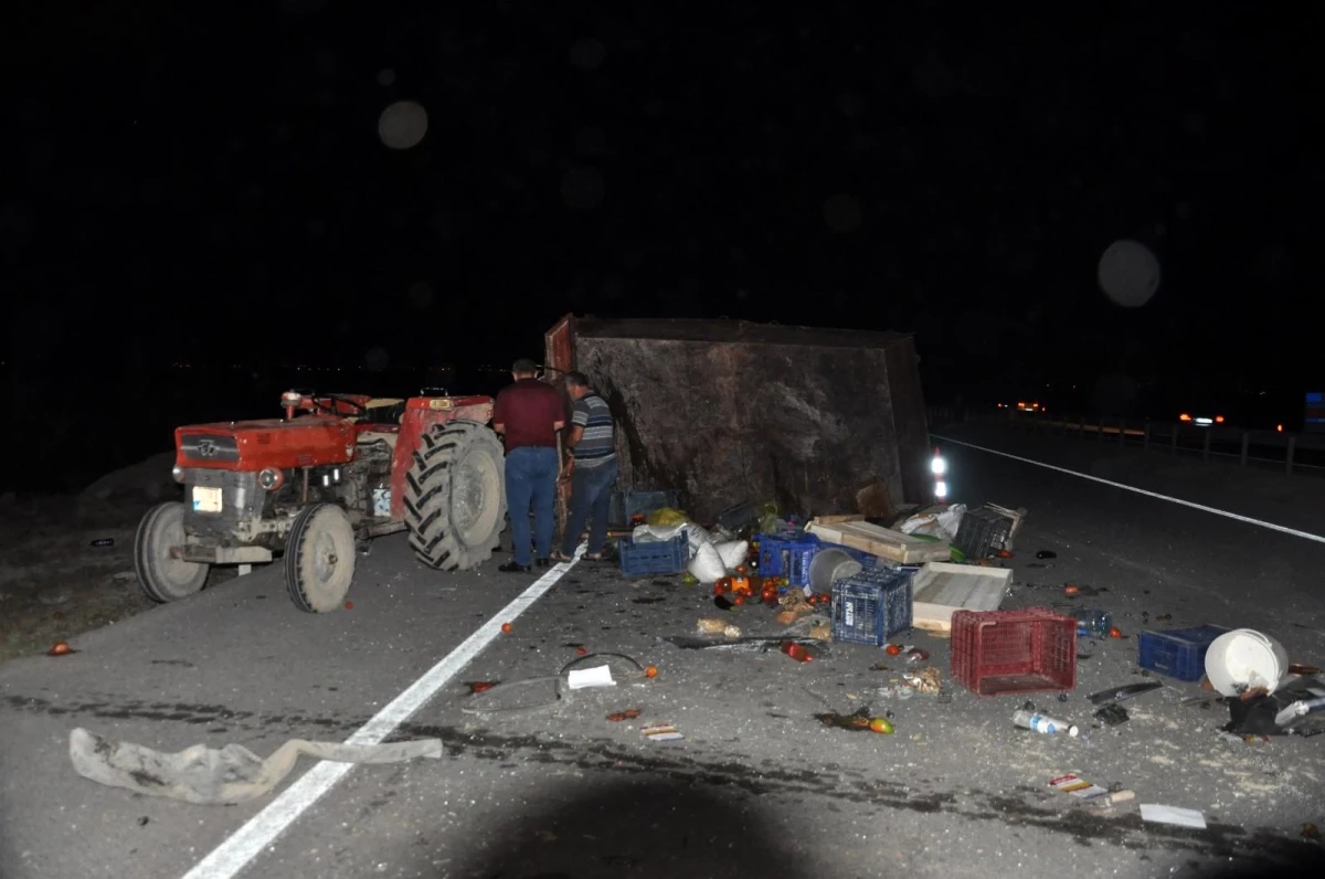 Traktör römorkuna çarpması sonucu 2 kişinin yaralanmasına neden olan otomobilin sürücüsü kaçtı