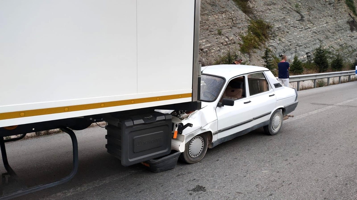 Samsun\'da otomobil tıra arkadan çarptı: 1 yaralı