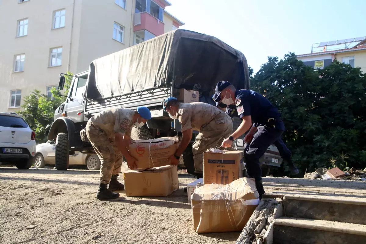 Son Dakika | KASTAMONU - Sel bölgesindeki askerler vatandaşların eşyalarının taşınmasına da yardım ediyor