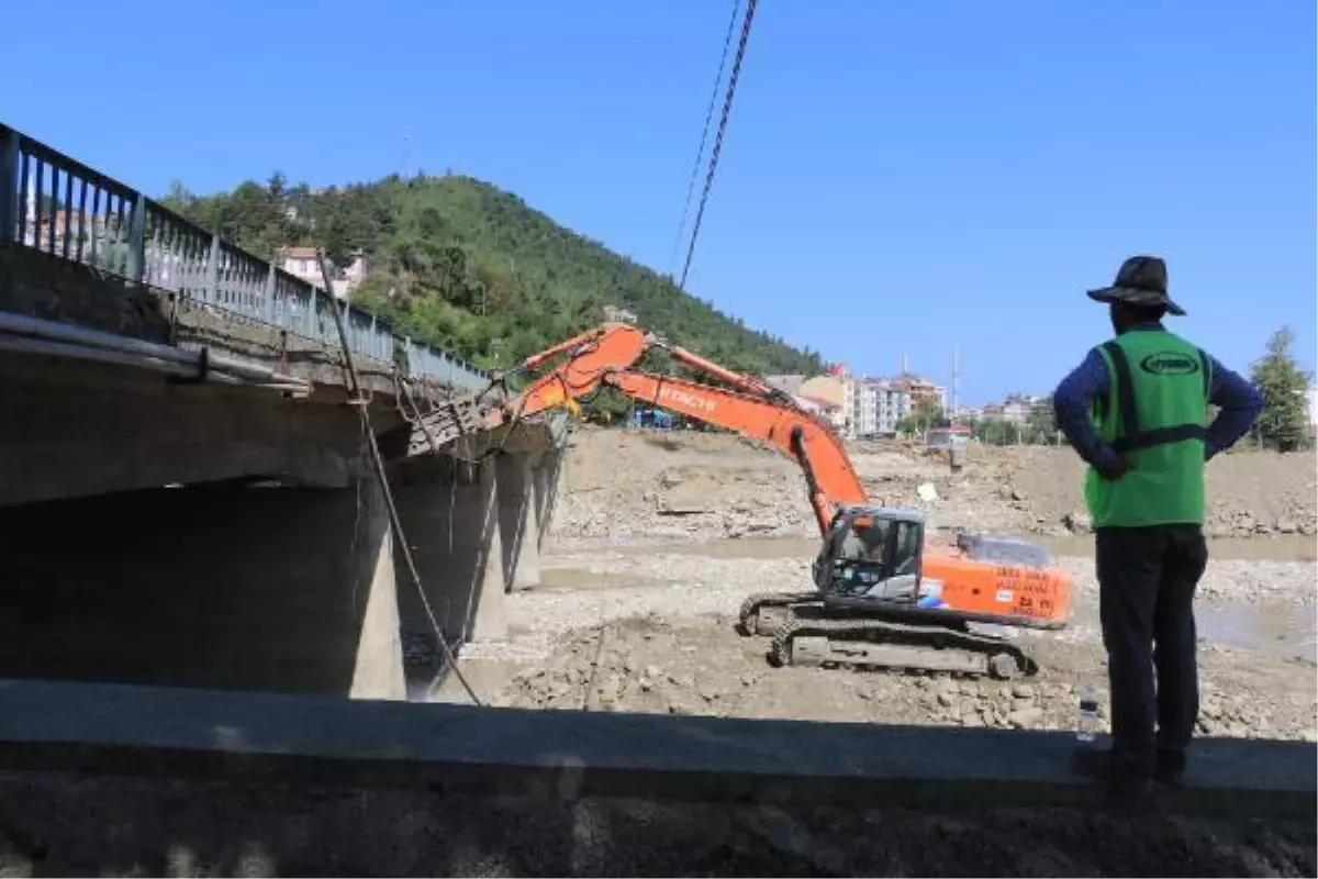 Selin vurduğu Ayancık\'ta bir dükkanın yıkılma anı kamerada (2)