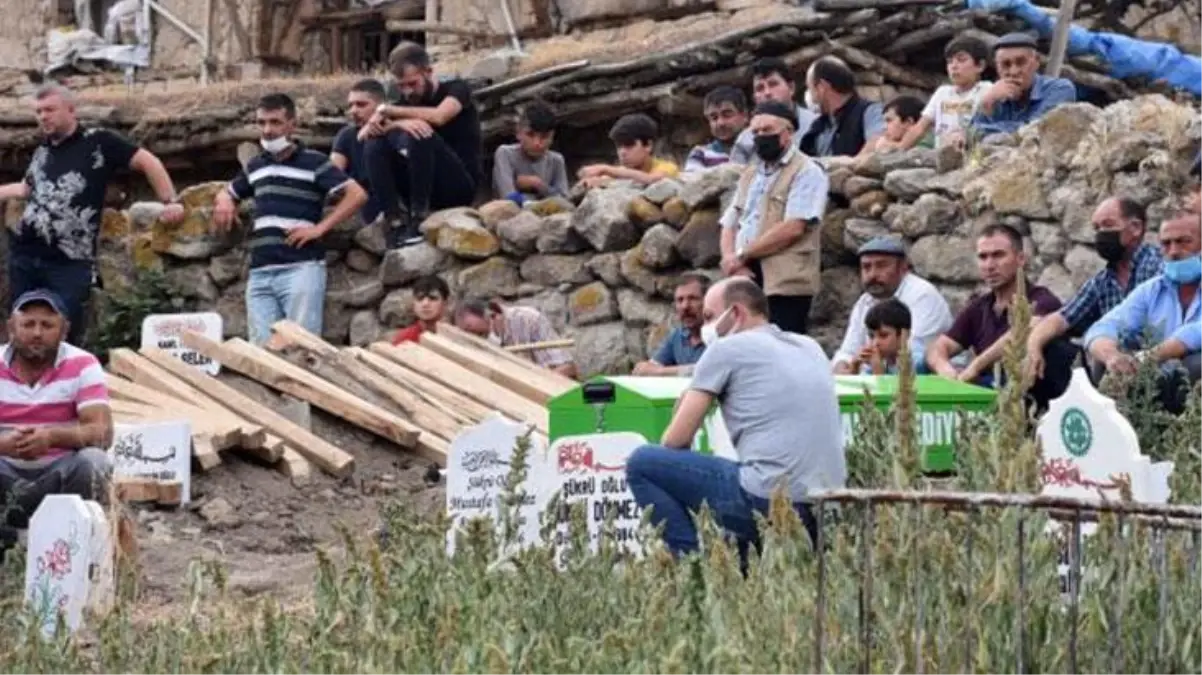 Eşini ve çocuğunu öldürüp intihar eden baba, ailesinden 5 metre uzağa defnedildi