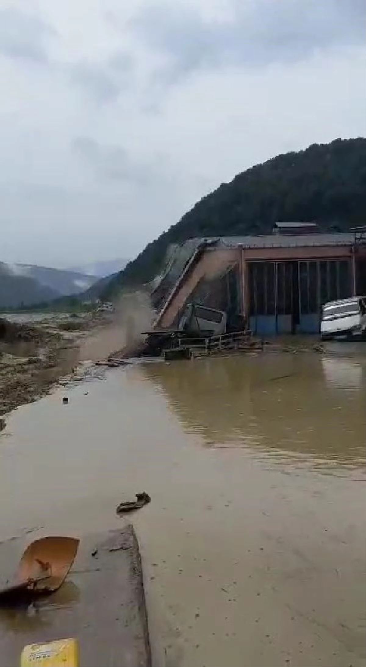 The moment of collapsing shop in Ayancık, by flood on cam