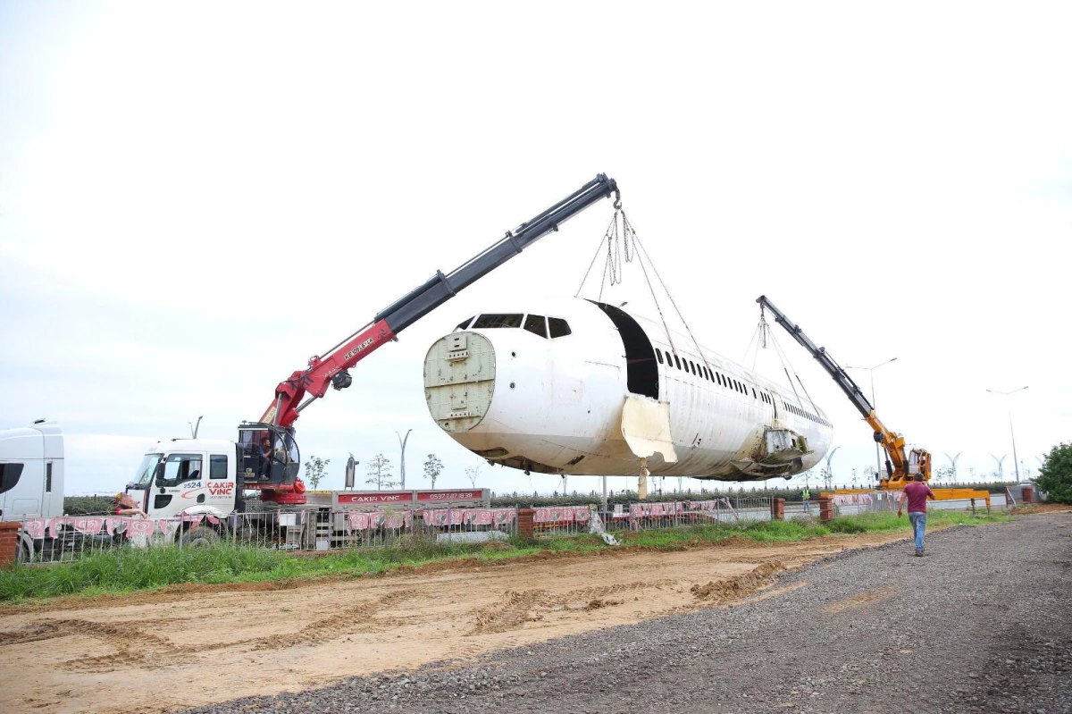 Trabzon\'da pistten çıkan ve atıl kalan uçak, pide salonuna dönüştürüleceği alana taşındı