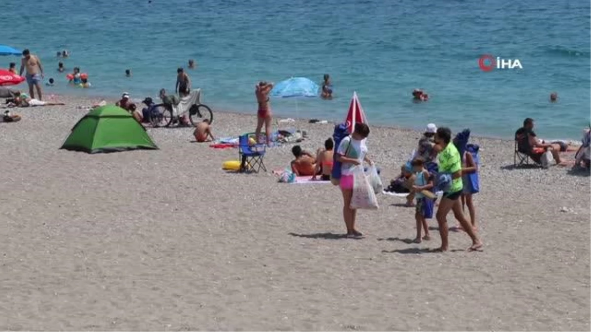 Turizm kenti Antalya\'da sahiller doldu taştı