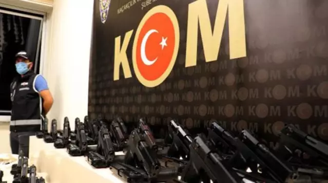 Van'da polisin iş yerine yaptığı baskında 1300 tabanca ele geçirildi Van'da polisin iş yerine yaptığı baskında 1300 tabanca ele geçirildi