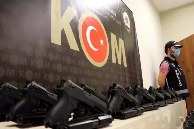 Van'da polisin iş yerine yaptığı baskında 1300 tabanca ele geçirildi Van'da polisin iş yerine yaptığı baskında 1300 tabanca ele geçirildi