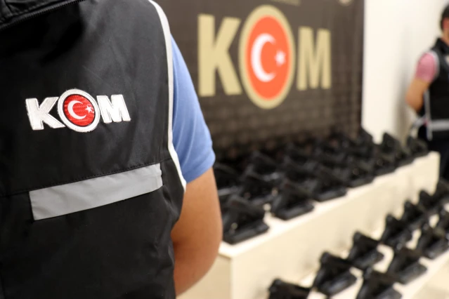 Van'da polisin iş yerine yaptığı baskında 1300 tabanca ele geçirildi Van'da polisin iş yerine yaptığı baskında 1300 tabanca ele geçirildi