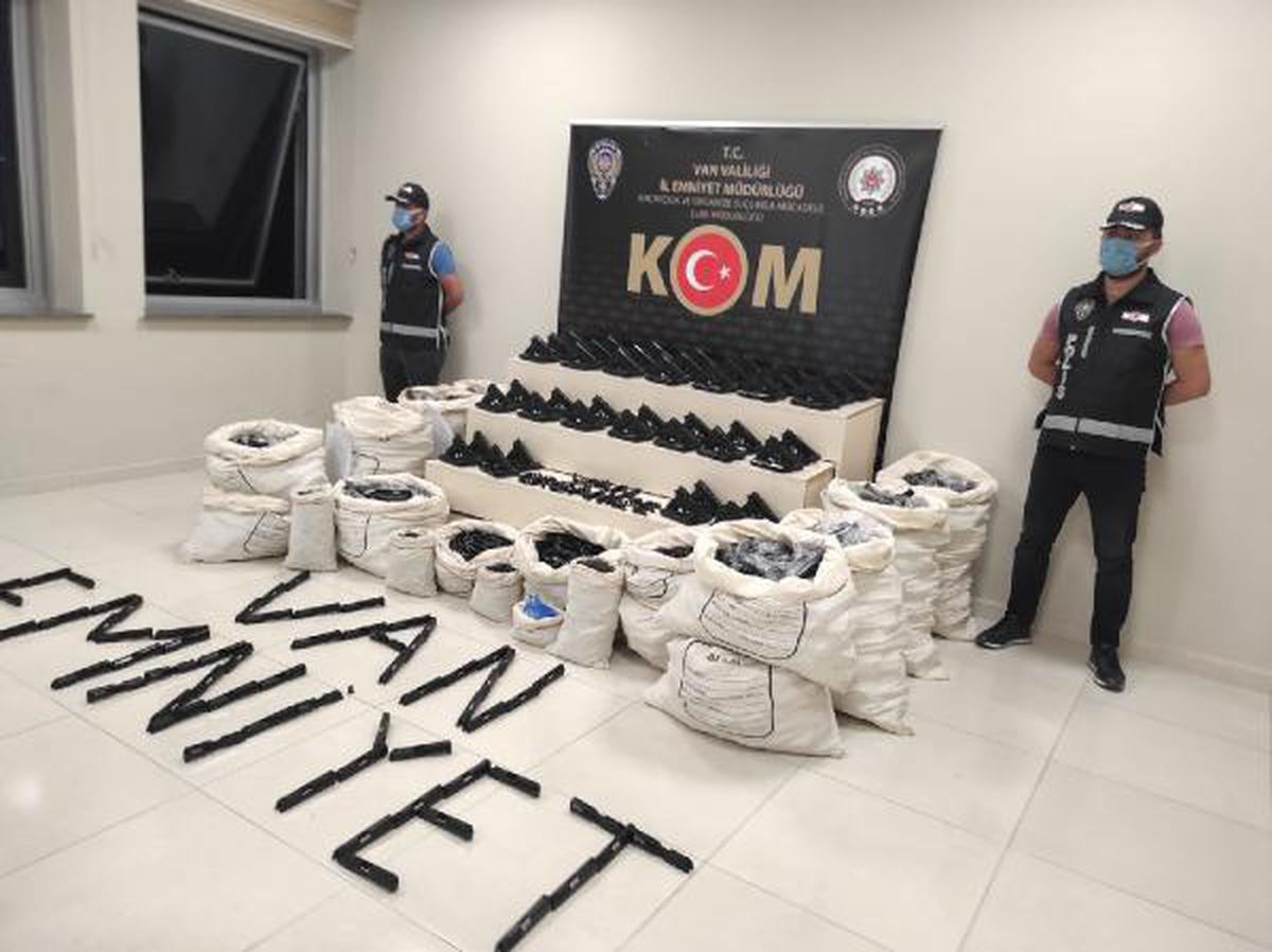 Van\'da polisin iş yerine yaptığı baskında 1300 tabanca ele geçirildi (1)