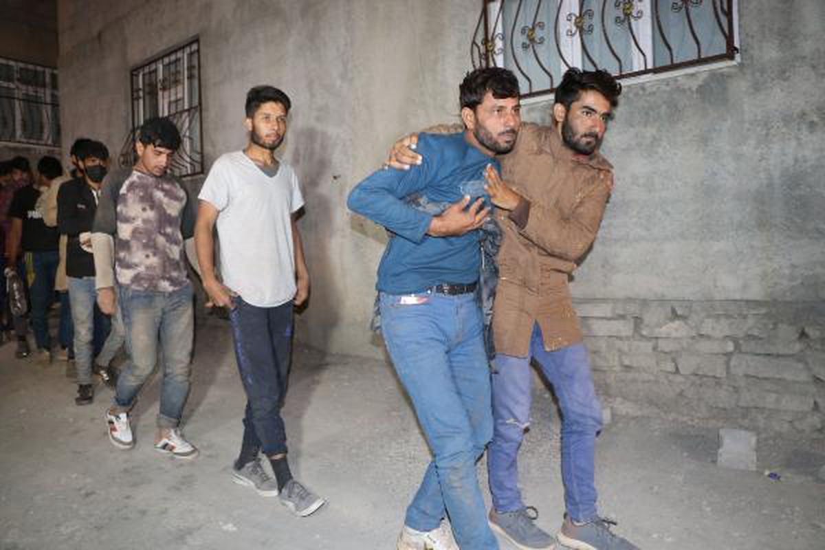 Van\'da şok evlere baskın: 25 kaçak göçmen ile 1 organizatör yakalandı