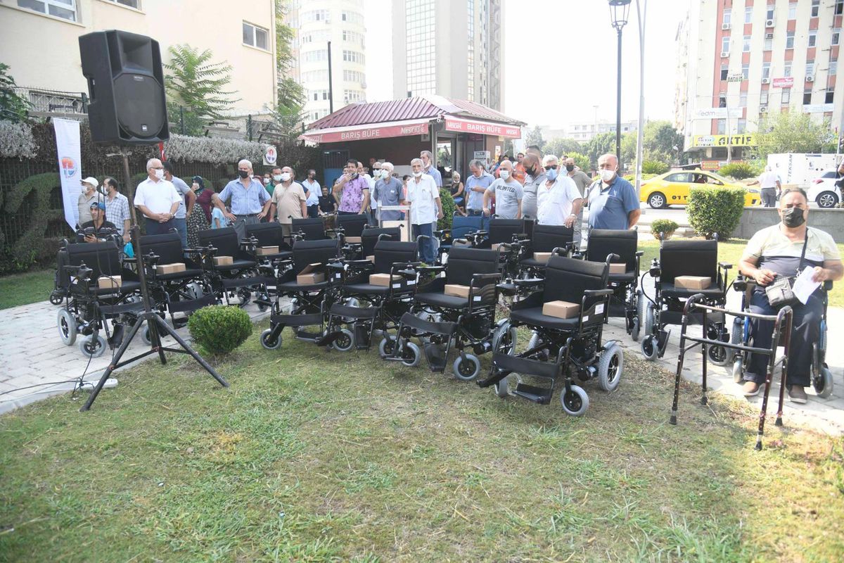 Adana\'da 300 engelliye akülü ve manuel tekerlekli sandalye hediye edildi