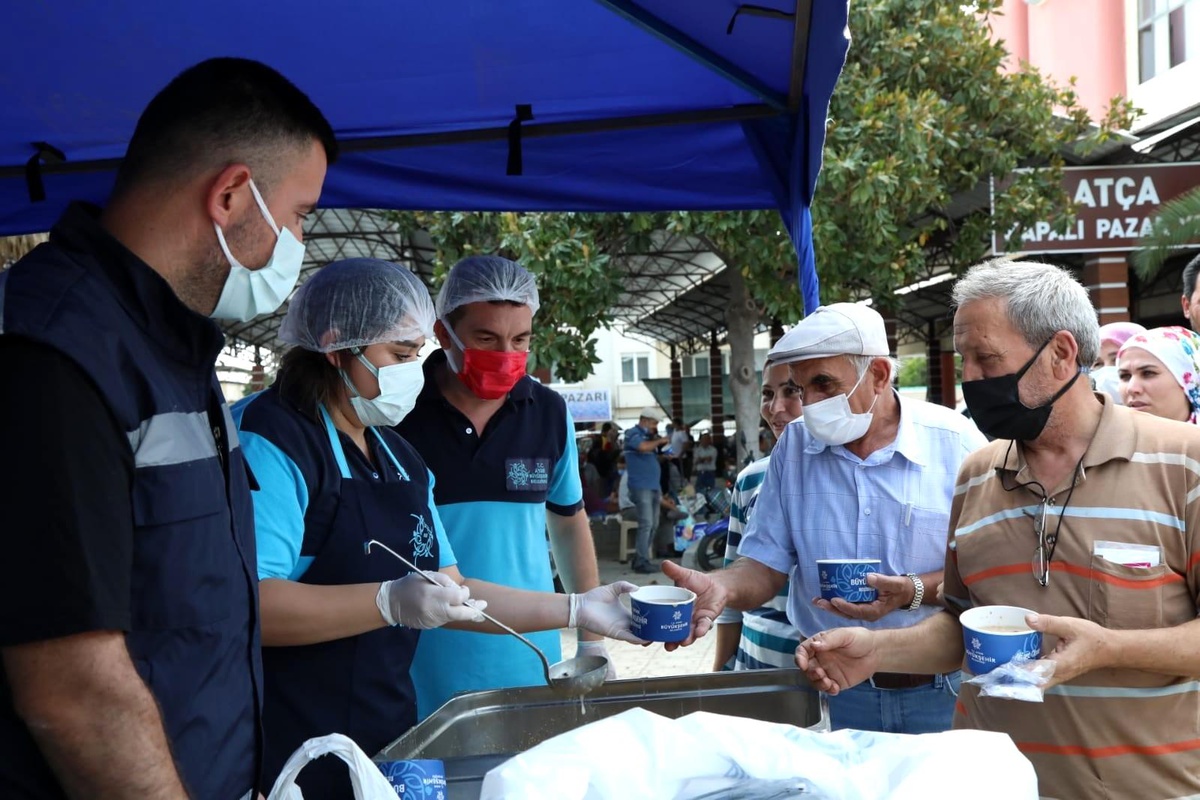 Aydın Büyükşehir Belediyesi\'nden vatandaşlara aşure ikramı