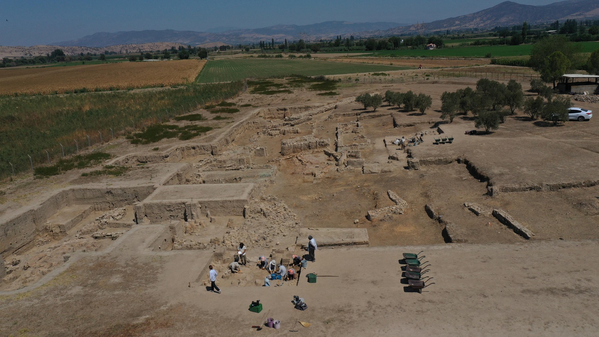 Aydın Tepecik Höyüğü\'nde 3500 yıllık \'seramik fırın\' bulundu