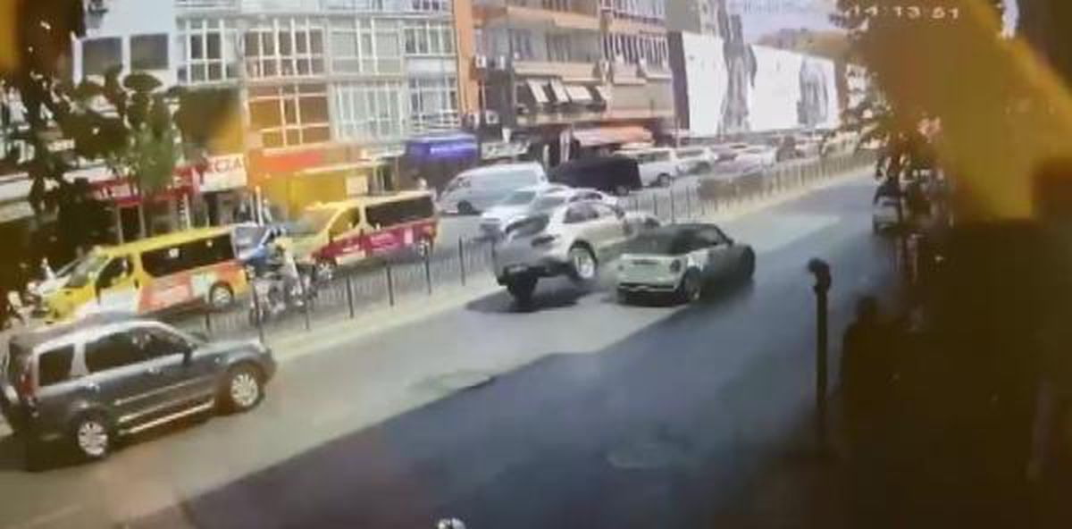 BAĞDAT CADDESİ\'NDEKİ KAZA GÜVENLİK KAMERASINDA