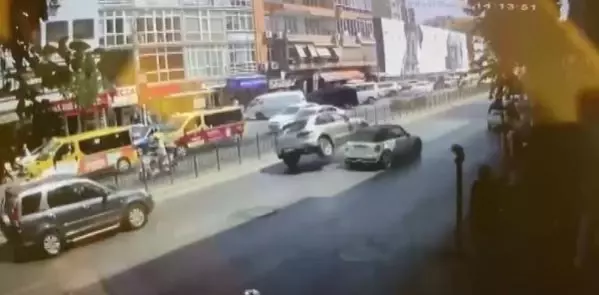 BAĞDAT CADDESİ'NDEKİ KAZA GÜVENLİK KAMERASINDA