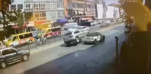 BAĞDAT CADDESİ'NDEKİ KAZA GÜVENLİK KAMERASINDA