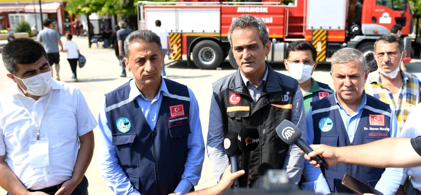 Son dakika haber: Milli Eğitim Bakanı Özer, sel felaketinin yaşandığı Sinop\'un Ayancık ilçesinde incelemede bulundu