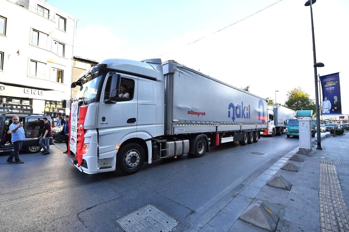 Beyoğlu\'ndan Antalya\'ya iki tır yardım malzemesi gönderildi