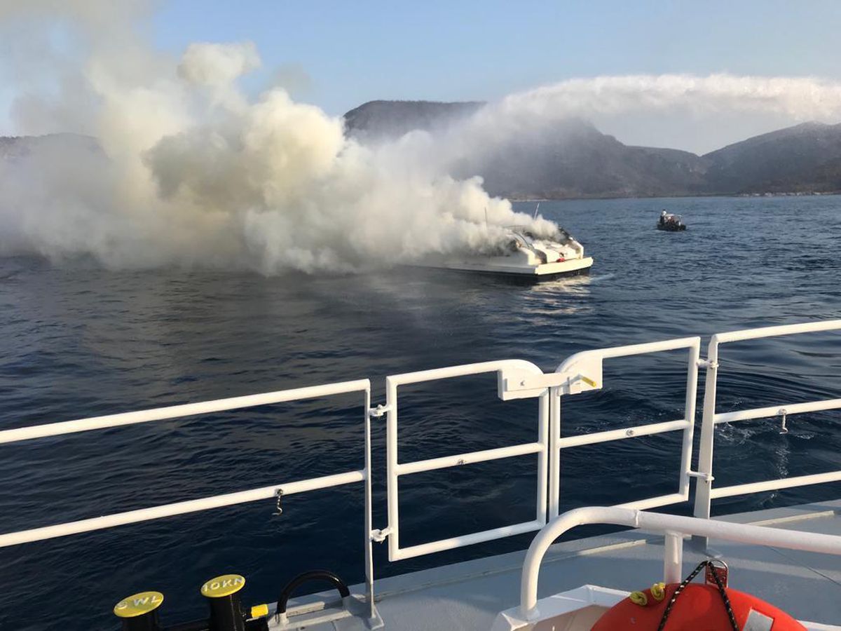Son dakika haber... Bodrum\'da yangın çıkan teknedeki 5 kişi kurtarıldı