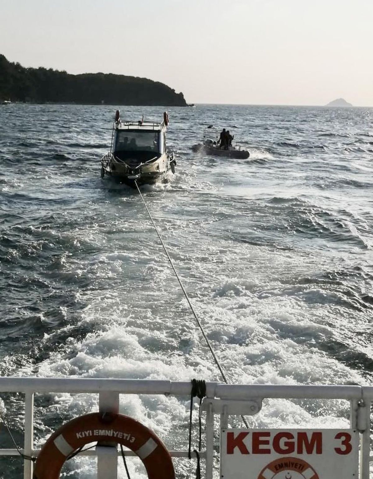 Anadolu Feneri açıklarında sürüklenen tekne kurtarıldı