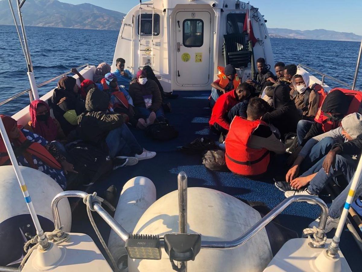 Çanakkale\'de Türk kara sularına itilen 52 sığınmacı kurtarıldı