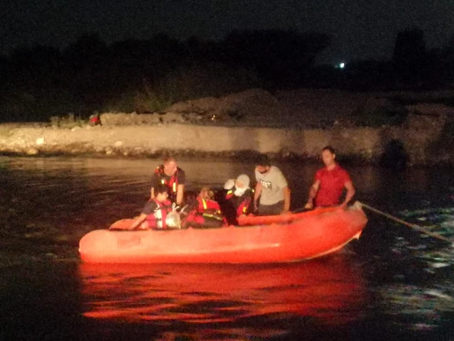 Dicle Nehri kenarında mahsur kalan 9 vatandaşı JASAK kurtardı
